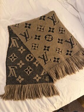 AUTHENTIC Louis Vuitton Esharp Logomania Scarf wool/silk